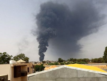 Khói bốc lên trong vụ cháy kho chứa dầu gần sân bay Tripoli.